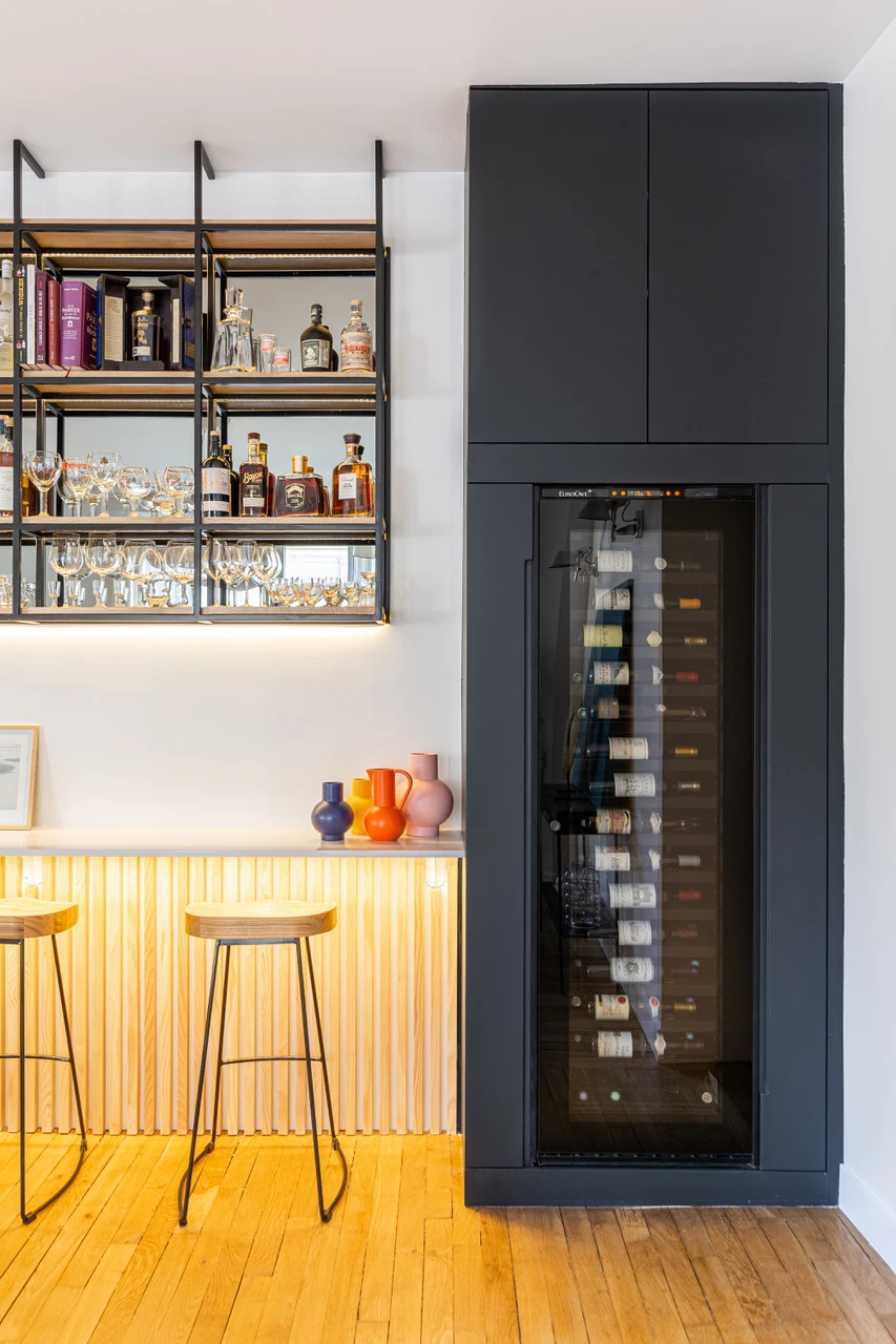 Installation of an Inspiration wine cabinet embedded in the furniture, creating a refined transition between functionality, conservation and... Secondary view of the installation.