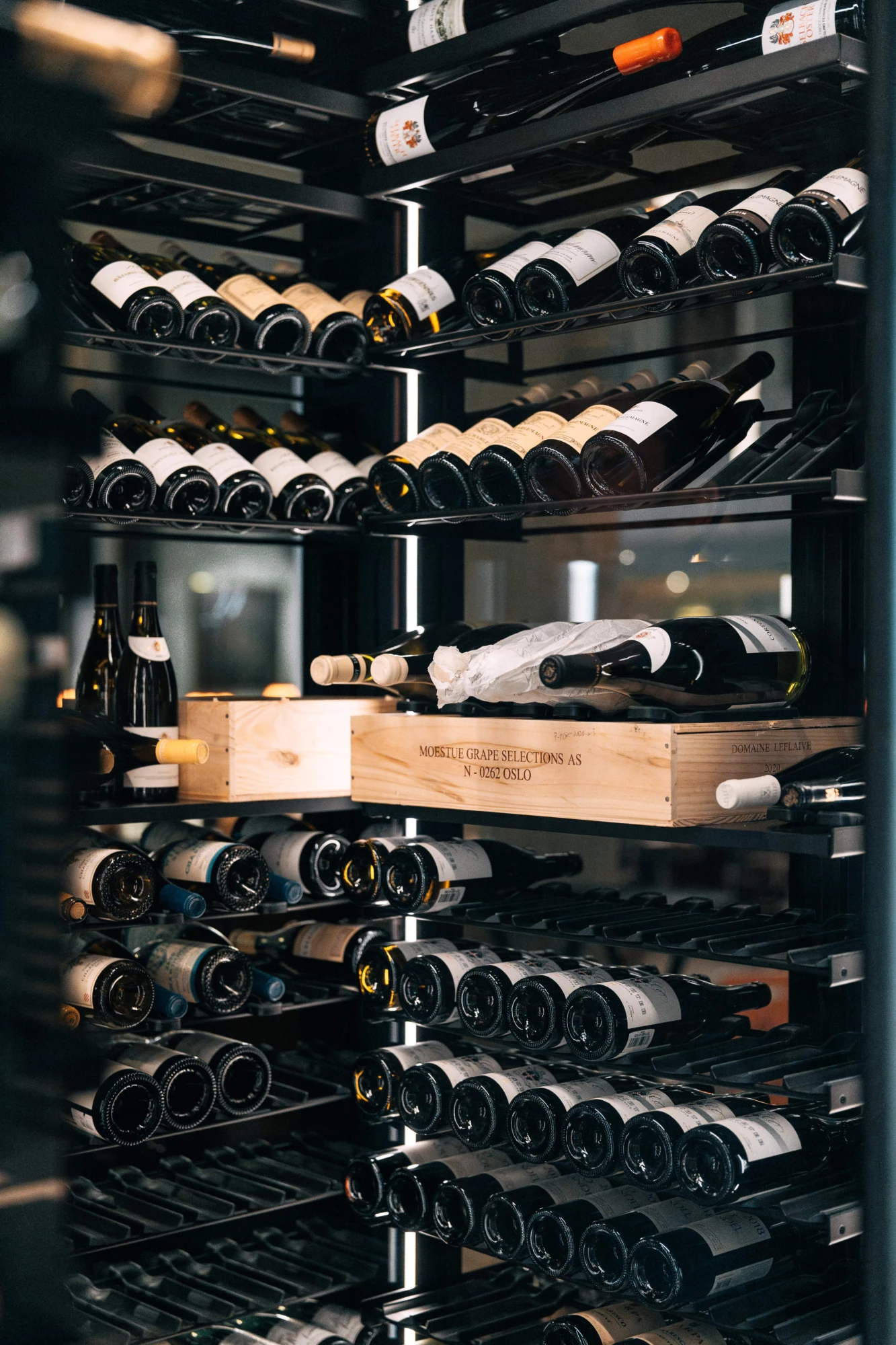 Scenographic Modulo-X wine cellar in the heart of a hotel, designed to support service and create a strong visual landmark. Secondary view of the installation.