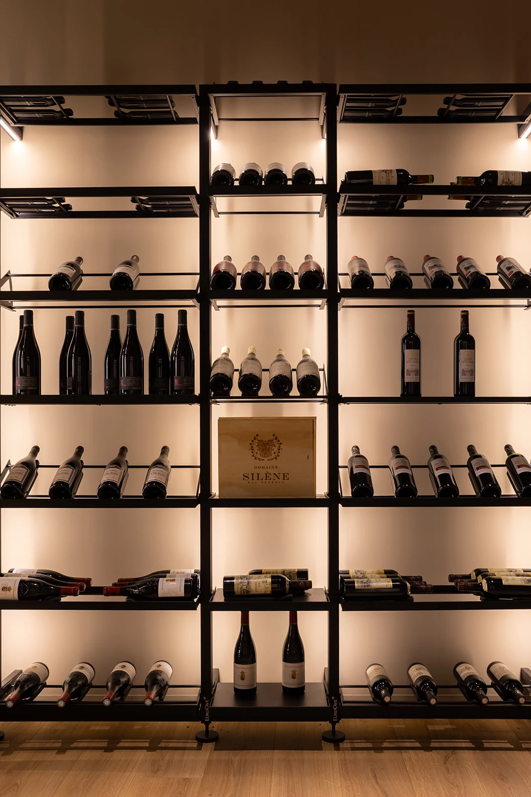 Inspiration / Modulo-X wine cellar wall integrated into a premium hospitality space, combining visibility of bottles, warm light... Secondary view of the installation.