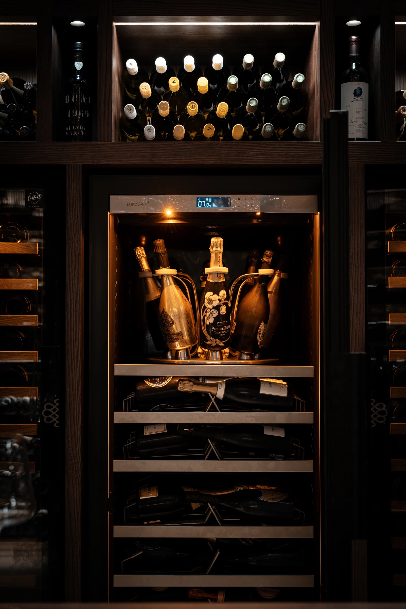 Champagne / Revelation installation in a restaurant, with very scenographic amber lighting, to magnify the wine list and... Secondary view of the installation.