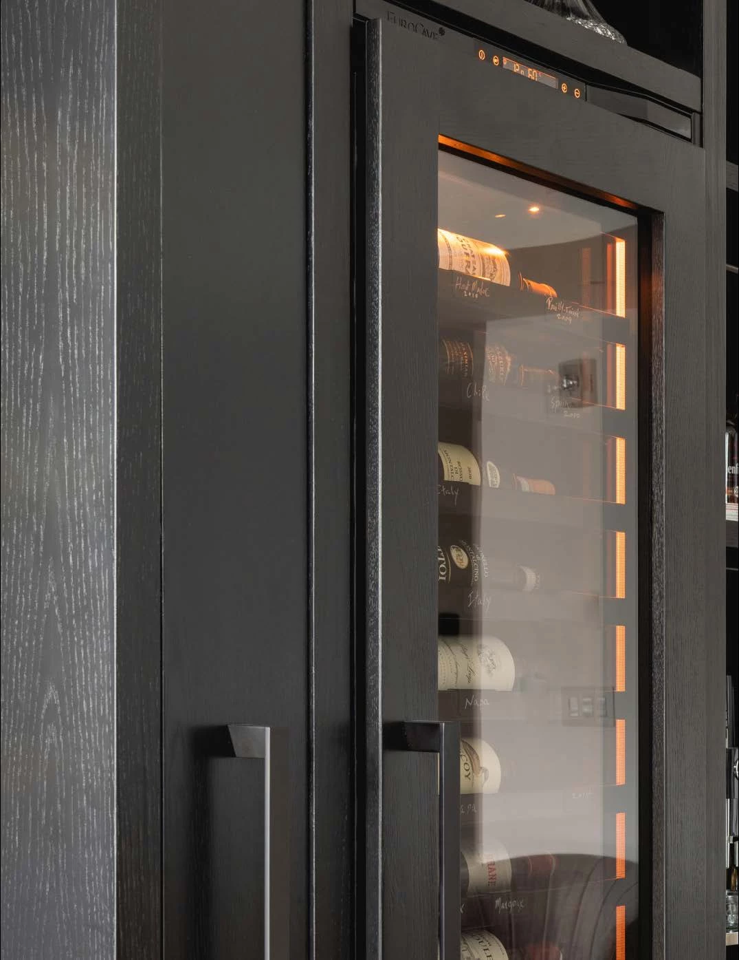 EuroCave Inspiration wine cabinet integrated into a tailor-made layout, with natural insertion into the furniture, to structure the... Secondary view of the installation.